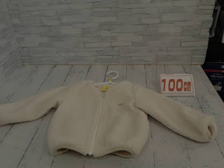 中古品　子供服　１００ｃｍ　ホワイト　ジップアップパーカー　４４０円