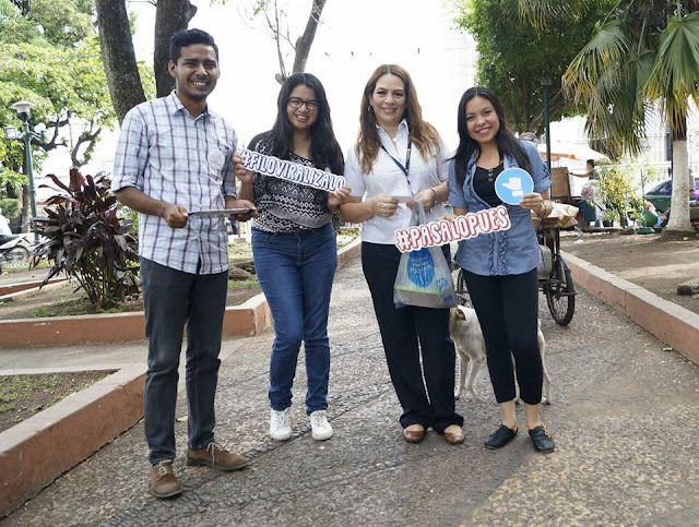 Voluntarios de Nueva Acrópolis celebran Día Internacional de la Mujer entregando frases en el centro histórico de Santa Ana