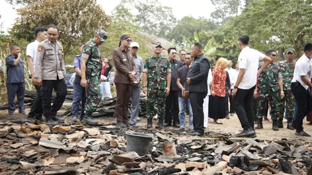 Bupati Lamsel Beri Bantuan Korban Kebakaran di Kecamatan Jati Agung