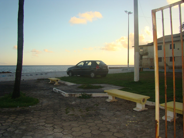 No calçadão em frente ao Sesi os carros ocupam todo o passeio e a Transalvador não toma nenhuma providência.