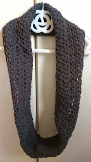 モールヤーンで編んだ模様編みのスヌード
