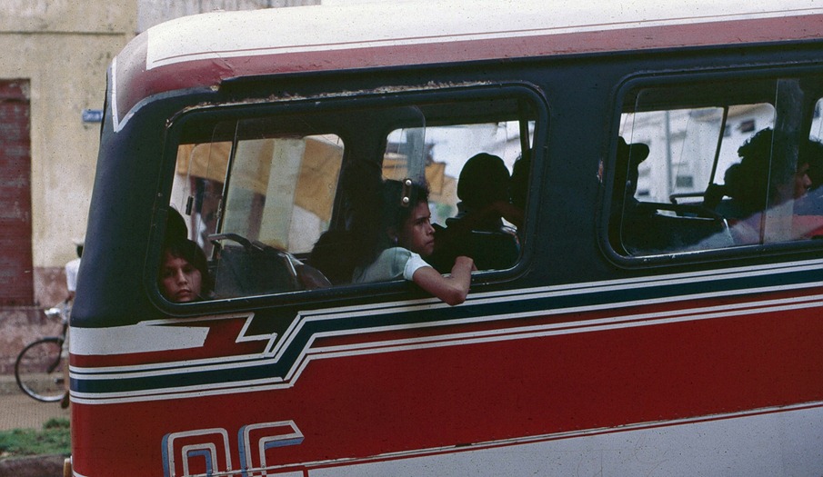 555 niños en la guagua