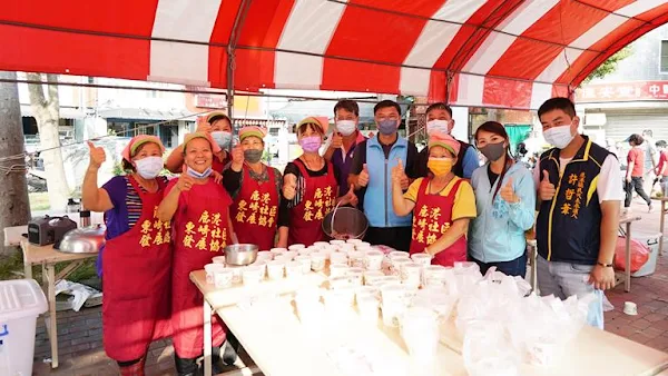 ▲鹿港文武廟外停車場，同時舉辦「東崎饗粉」限量米粉炒、貢丸湯免費試吃活動。（圖／記者林明佑翻攝）