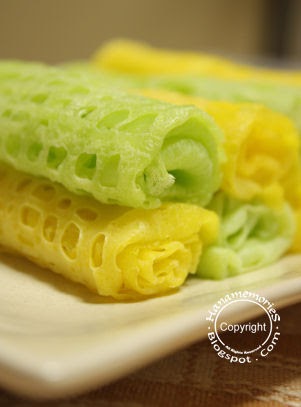 HaNa's FamiLy: Roti Jala Hijau Kuning with Kuah Durian