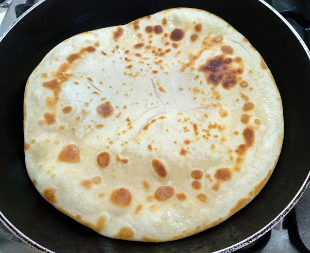 PAN PLANO EN SARTEN SIN LEVADURA LA COCINERA NOVATA COCINA RECETA PANADERIA MASA NAAN PITA INDIA ARABE