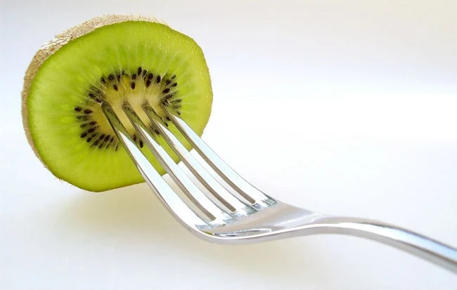 Fettina di kiwi su una forchetta