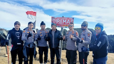   Personil Polres Majalengka Kibarkan Merah Putih Di Puncak Gunung Ciremai