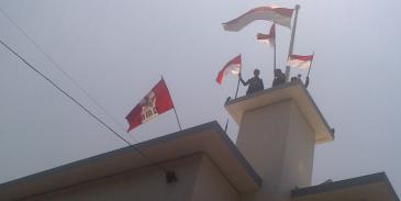 orang indonesia merobek bendera belanda di atas gedung 