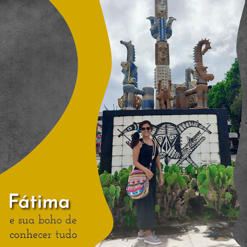 Montagem com foto da nossa cliente, mulher, branca, cabelos compridos, vestido azul e bolsa colorida na frente de uma escultura ao ar livre. Sobre fundo cinza e amarelo com a frase Fátima e sua boho de conhecer tudo.