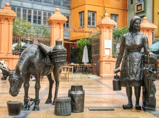 Escultura La lechera de Manuel Garcia Linares en la Plaza de Trascorrales de Oviedo