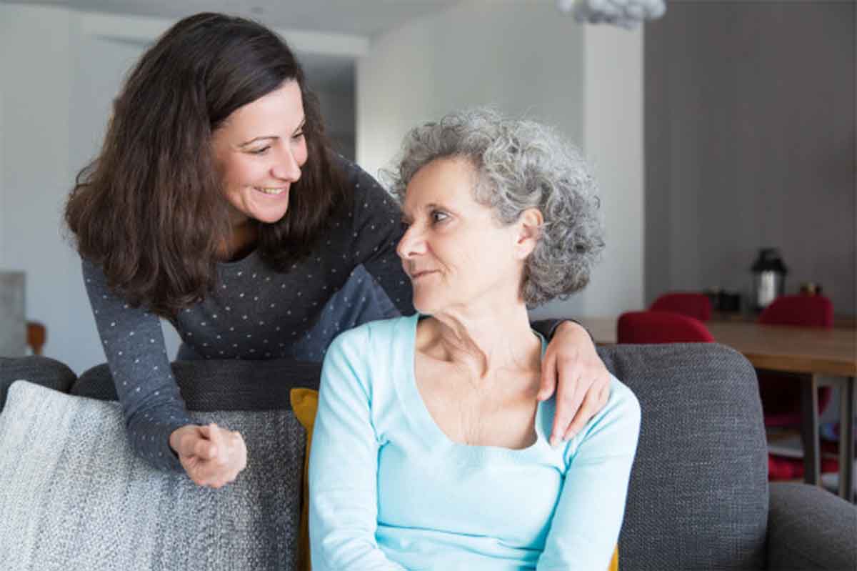 Mujer con alzheimer y su cuidadora