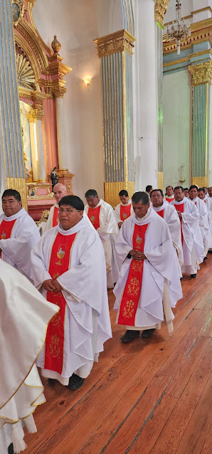 Dienstag war die Chrisammesse in Potosí. Aus pastoralen Gründen wurde es vorgezogen. Am Donnerstag werden alle Priester in ihren Pfarreien sein.