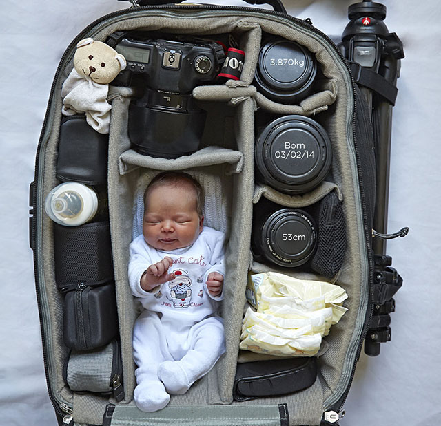 Fotógrafos registram lindas fotos de seus filhos dentro de sua bolsa de equipamentos