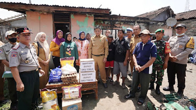 Prihatin Korban Kebakaran Kebon Jati Timur, Bupati Enos Turun ke Lokasi dan Berikan Bantuan