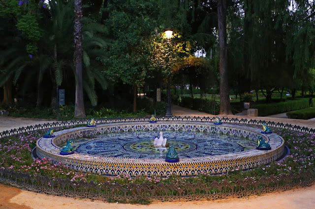 Vista de la misma fuente de las ranas de forma circular con las ranas al rededor en el borde escupiendo agua hacia el centro.