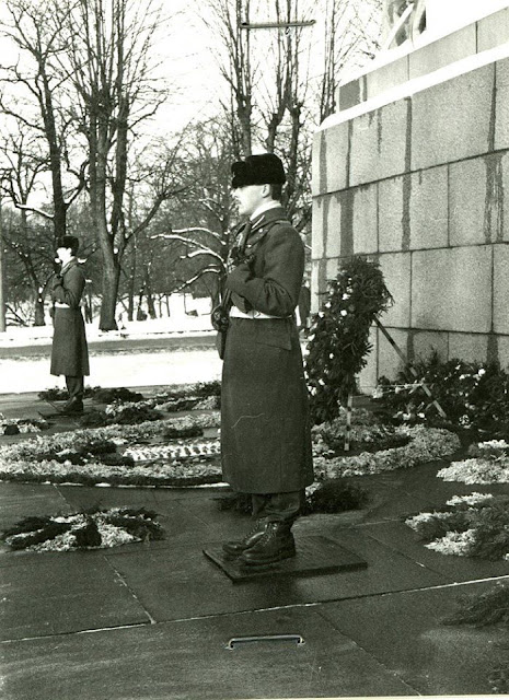 1 февраля 1993 года. Рига. Почётный караул у Памятника Свободы
