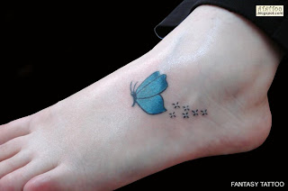 Borboleta tatuada no pé