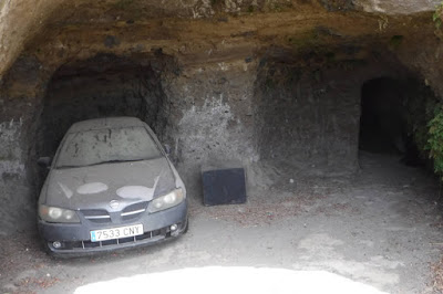 Box auto in una grotta