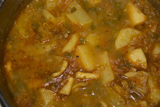 Patatas con calamar cociendo