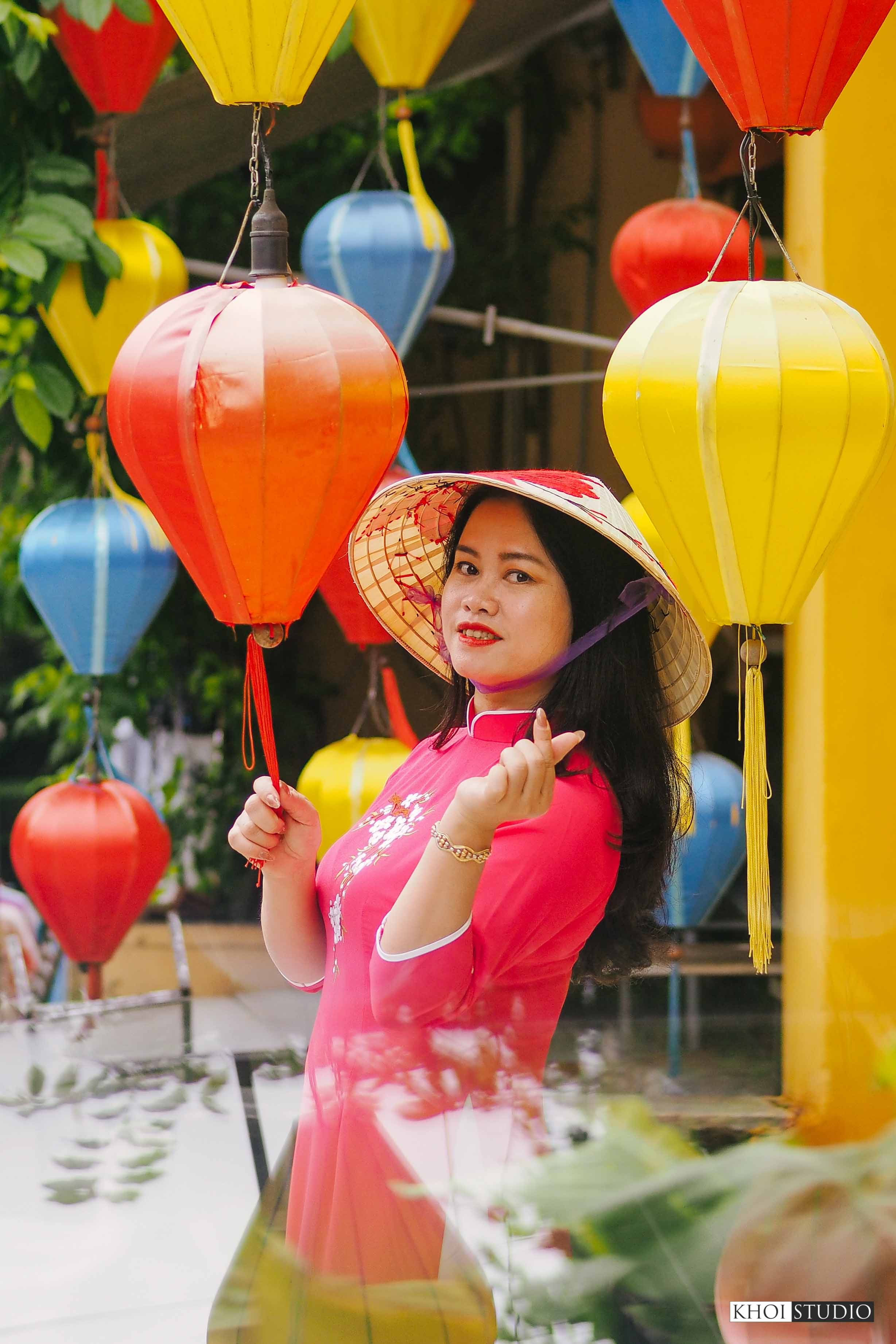 Tourist photography tour in Da Nang & Hoi An: Choosing a pink ao dai for a portrait session in Hoi An ancient town