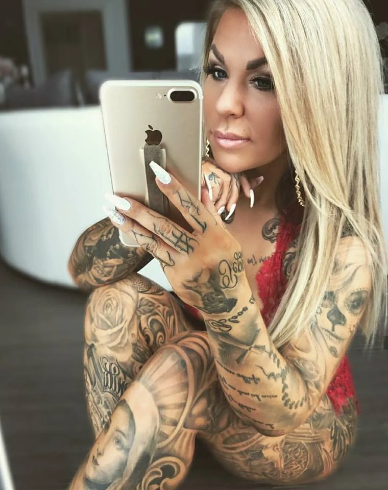 espectacular imagen de una señorita tatuada