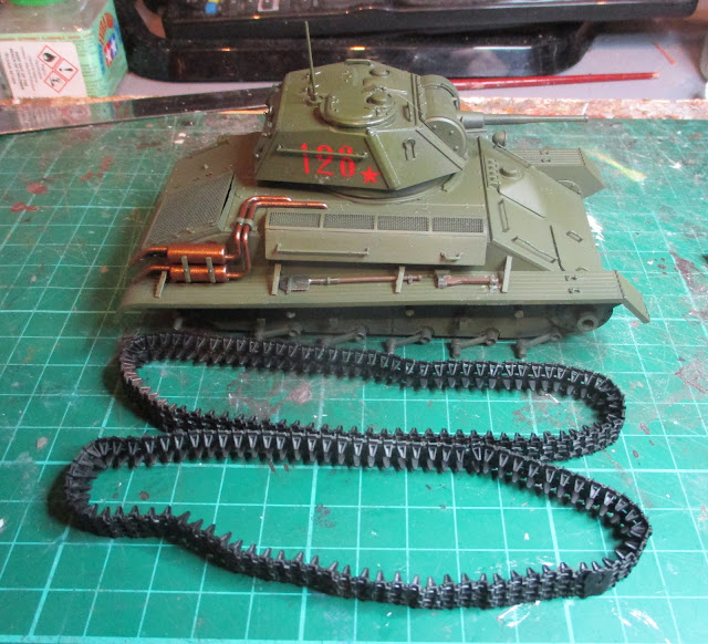 MiniArt 35243 T-80 SOVIET LIGHT TANK