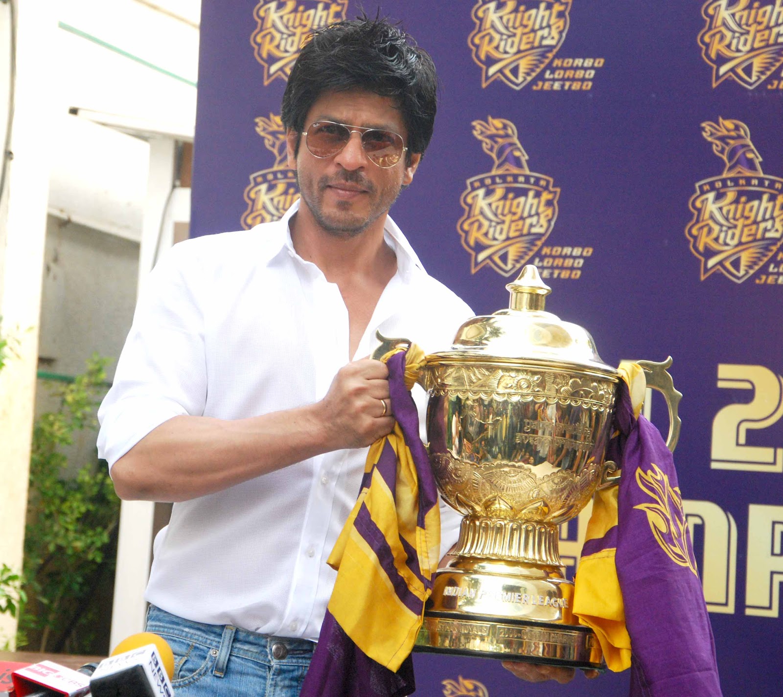 ... With Media After KKR's Maiden IPL Title wallpapers | Latest Wallpaper