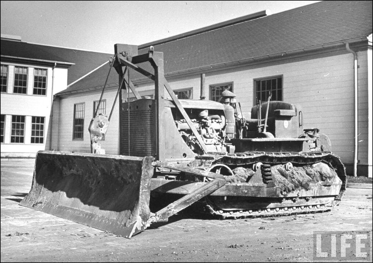 bulldozer Caterpillar D7 con l'unità di controllo della potenza LeTourneau R7. Caterpillar%20D7%20with%20LeTourneau%20FTD7%20PCU