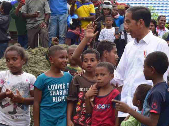 Jokowi dan Iriana Tiba di Bandara Sentani, Tinjau Korban Banjir Bandang