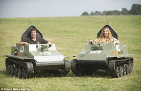 (Foto) Suami Istri Ini Hobi Koleksi Tank Dan Kendaraan Perang