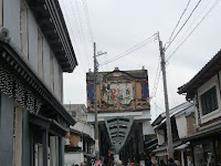 左・黒壁ガラス館（黒壁１號館）と長浜大手門通り