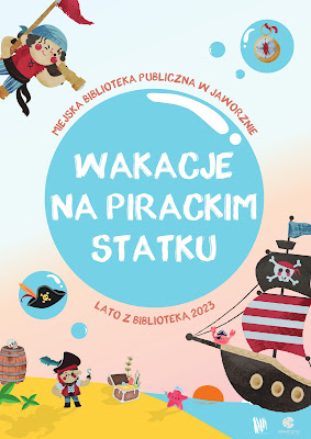 Tło: biało-różowe. W lewym górnym rogu kolorowa grafika przedstawiająca małego pirata, spoglądającego w lornetkę. Po przeciwległej stronie w niebieskiej kuli umieszczony został kompas. Na dole widnieje ilustracja prezentująca piaszczyste wybrzeże z fragmentem morza, na którym zacumowany jest statek pod piracką bandera. Na ladzie widzimy pirata, skrzynię ze skarbami oraz brązową beczkę. Tekst. Miejska Biblioteka Publiczna w Jaworznie. Wakacje na pirackim statku. Lato z biblioteką 2023. Logotypy: biblioteki oraz miasta Jaworzna.