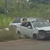 Carro fica destruído após capotar em estrada no Amazonas; veja vídeo