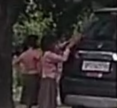 प्रधानाध्यापक ने परिषदीय स्कूल से बच्चों से साफ कराई अपनी कार, दिया यह जवाब