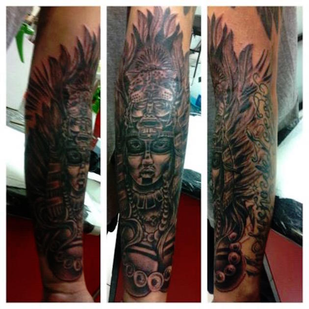 Este elaborada asteca cocar de tatuagem