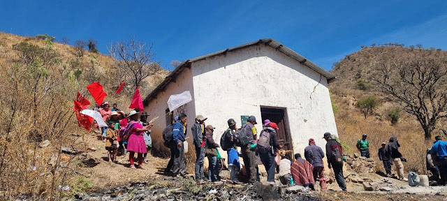 In den Gemeinden in den Bergen Boliviens in denen ich wirken darf fand ich viel Armut, arme Familien: Kinder ohne Schuhe und ohne Kleidung zum Wechseln, sie verbringen Wochen in derselben Kleidung. Das hat mich bewegt und mein Herz berührt, etwas für sie tun zu können. Aus diesem Grund habe ich gebrauchte Kleidung in viele Gemeinden gebracht. Dies bedeutet jedoch auch Kosten für Benzin und ständige Aufrechterhaltung der Mobilität, da die Straßen sehr gefährlich sind und wir sogar das Risiko eines großen Unfalls eingehen müssen.   Dank Gott und Ihrer Gebete konnte ich bisher immer sicher ankommen, um mich nach unseren Möglichkeiten um die Bedürfnisse der Menschen kümmern zu können, wie Sie in meinen Facebook-Posts und den Internetseiten gesehen haben.  Gebrauchte Kleidung sammle ich in den Städten Boliviens. Das Versenden aus Deutschland würde die Kosten für neue in Bolivien gekaufte Kleidung übersteigen. Es gäbe da auch noch das Problem mit den komplett anderen Größen in Südamerika. Unsere Menschen sind kleiner als in Europa.