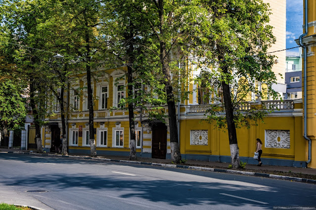 Старый особняк у дороги за деревьями