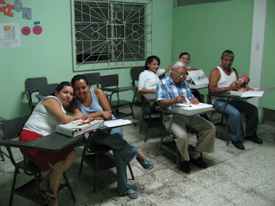 Preparándose para la Escuela Bíblica de Vacaciones 2007 - foto: Rev. Miguel Torneire (26/10/07)