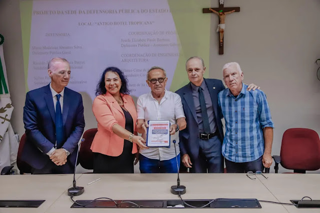 Cícero Lucena assina ordem de serviço para demolição do antigo Hotel Tropicana, que vai sediar nova Defensoria Pública