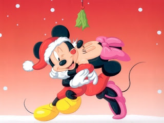 Mickey y Minie en Navidad bajo un muérdago