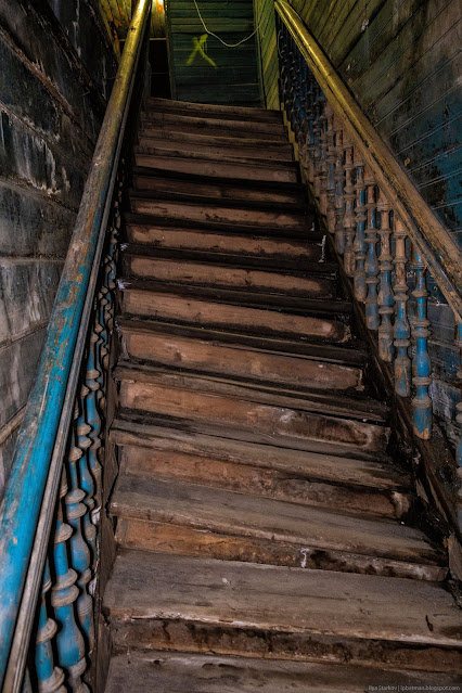 Покосившаяся деревянная лестница с балясинами