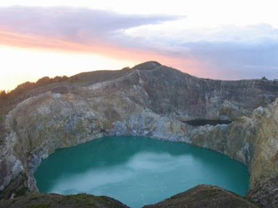 Danau tiga  warna Kelimutu