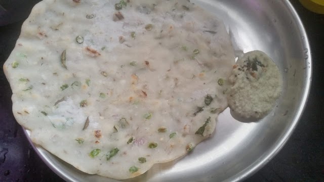 Avarekalu Rotti - Karnataka Style akki rotti with averekalu and Coconut Chutney - EverythingTraditional