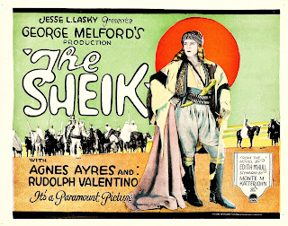 THE SHEIK. Title Lobby Card: 36 x 28 cms. Estados Unidos. EL CAÍD. The Sheik. 1921. Estados Unidos. Dirección: George Melford. Reparto: Rudolph Valentino, Agnes Ayres, Ruth Miller, George Waggner, Frank Butler, Charles Brinley, Lucien Littlefield, Adolphe Menjou, Walter Long, Sally Blane, Polly Ann Young, Natacha Rambova, Loretta Young.