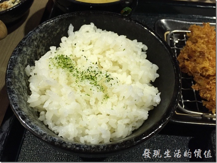 白米飯，可以再來好幾碗，不用加錢，這裡的米飯還蠻好吃的。