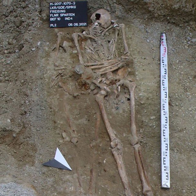 Был найден скелет средневекового человека с железным протезом на левой руке.