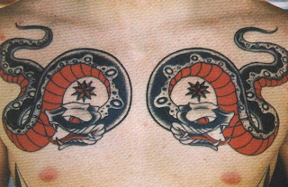 Tatuagem de cobra no peito