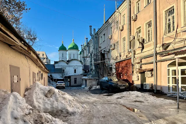 Большой Сухаревский переулок, улица Сретенка, дворы, храм Троицы Живоначальной в Листах