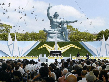 Cerimônia montada ao redor da Estátua da Paz, no Parque da Paz de Nagasaki, marca o 68º aniversário do bombardeio atômico da cidade japonesa