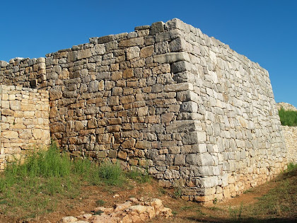La torre rectangular, adossada a la muralla, més espectacular del conjunt del Montgrós